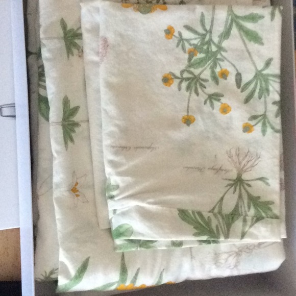 2 duvets, 2 shams, and 2 bed skirts. - Picture 2 of 3